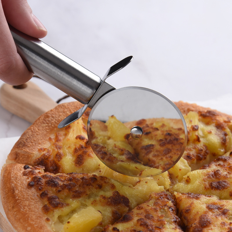 Stainless Steel Pizza Cutter With Handle3