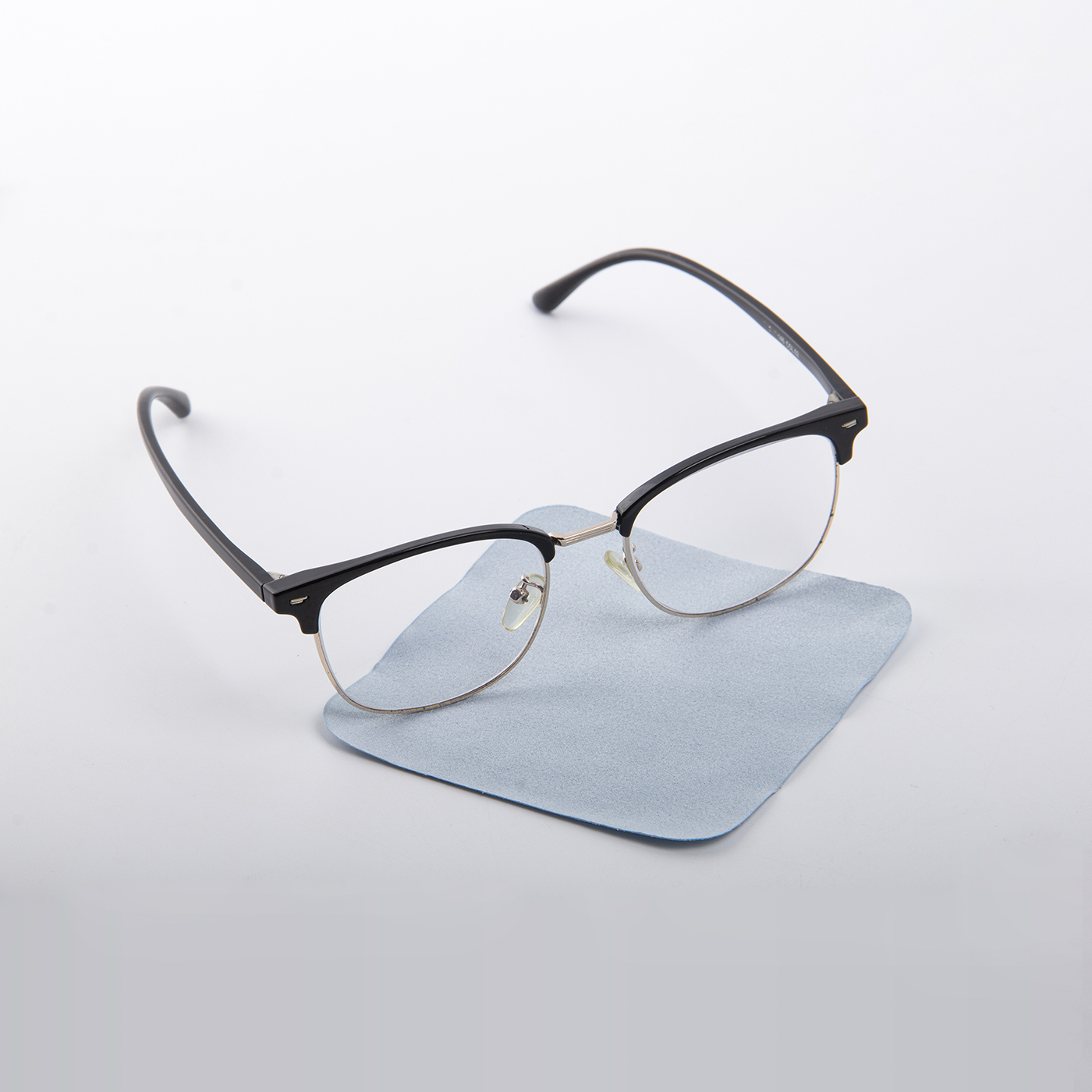 10 x 10 cm Microfiber Eyeglasses Wipe3