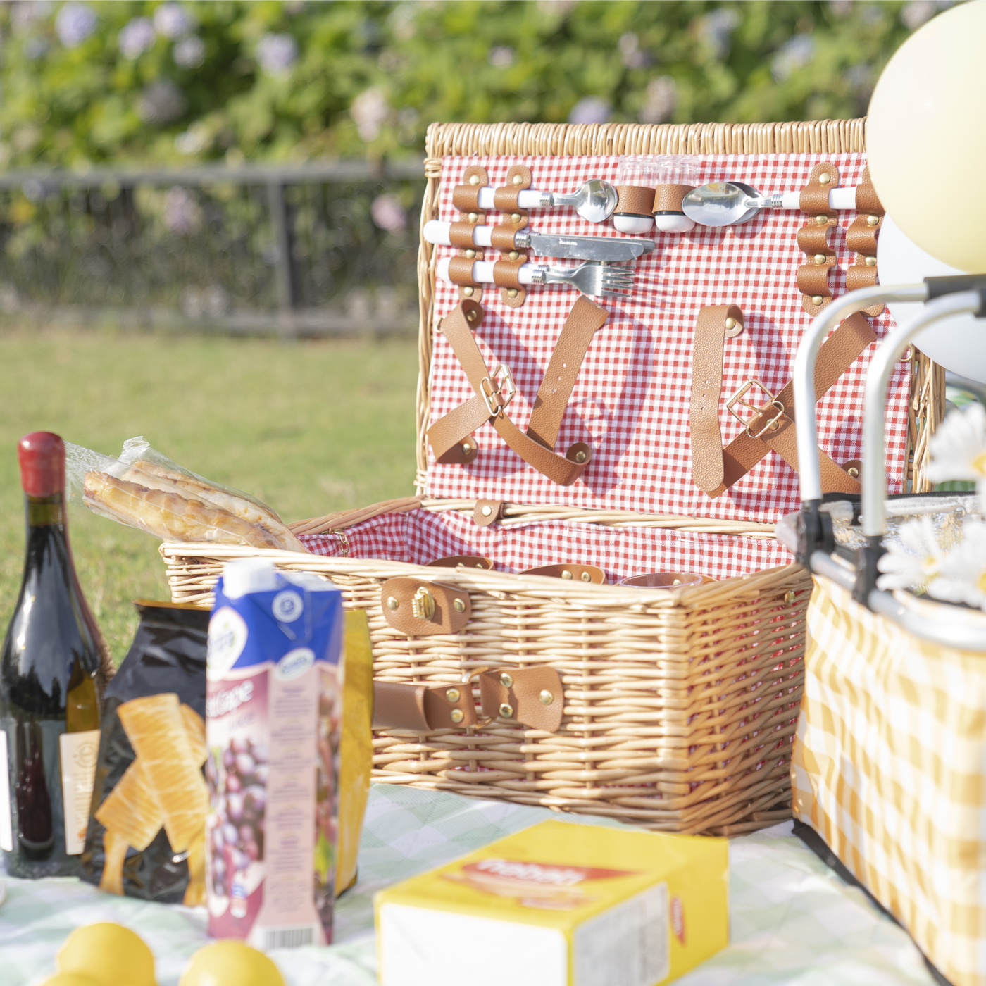 Wicker Picnic Basket3